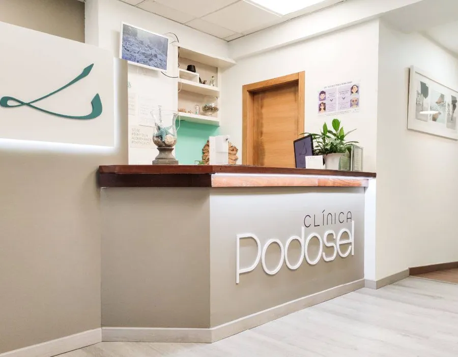 Recepción de Clínica Podosel, espacio moderno y acogedor